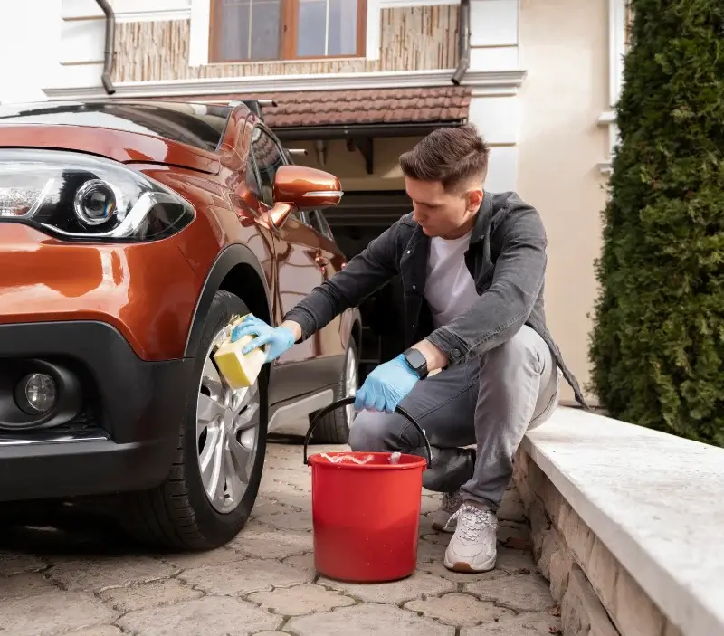 Lavage auto à domicile Luzinay : professionnel intervenant sur un véhicule